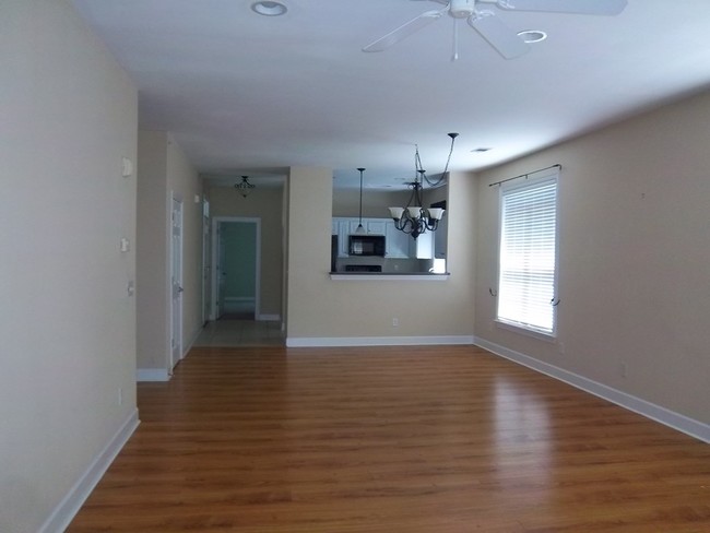 Foto del edificio - 121 Ballard Ln
