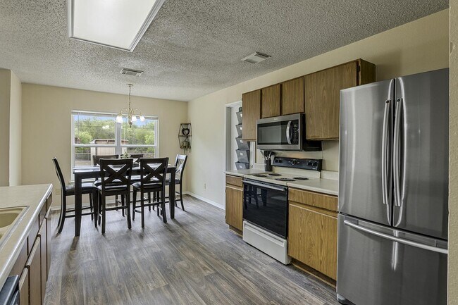 Foto del edificio - Charming 7-Bedroom Home in a Prime San Antonio Location!
