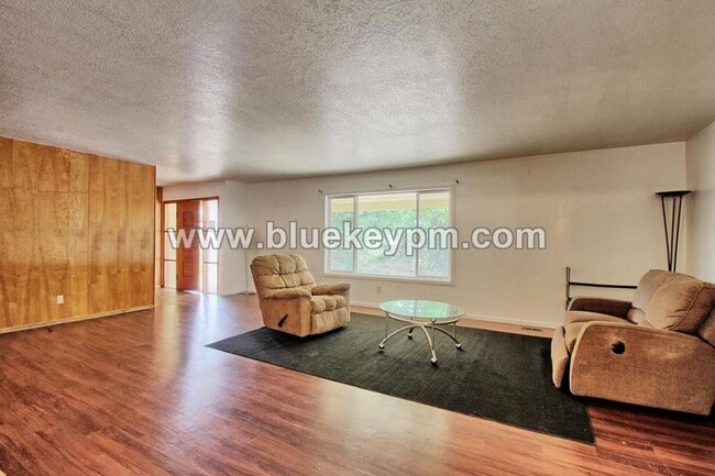Foto del edificio - 5 Bedrooms, 2.5 Bathrooms Home in Oregon City