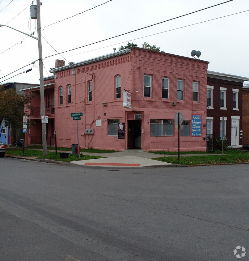 Building Photo - 318 E Division St