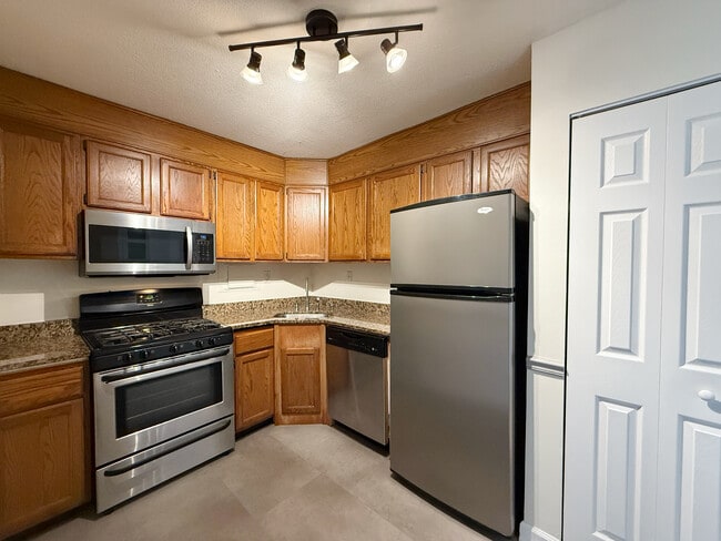 Kitchen - 4600 S Four Mile Run Dr