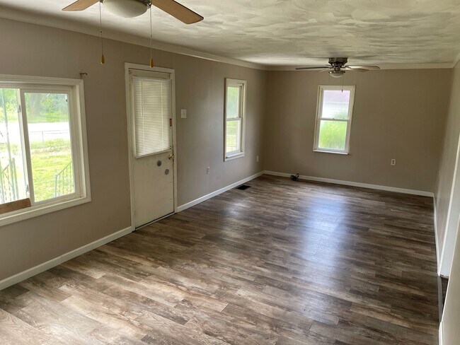 Building Photo - 1108 N Leland Ave