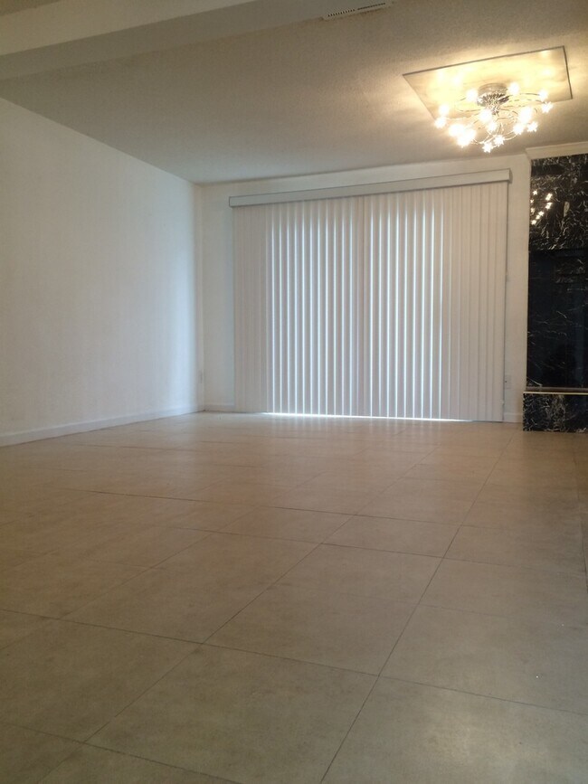 Building Photo - 9620 Vinca Cir