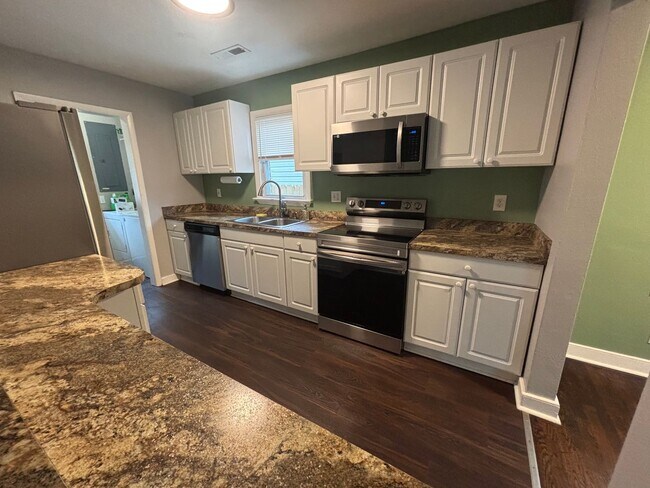 Building Photo - Charming 3 Bedroom 1 Bathroom Brick Ranch ...