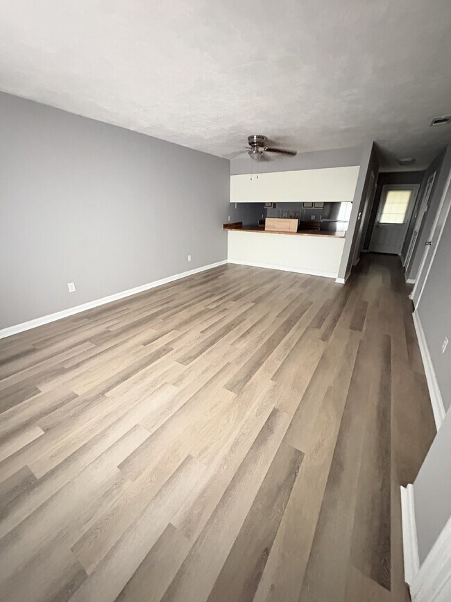 Foto del edificio - Recently Remodeled 2 Bedroom 1 Bathroom Duplex!