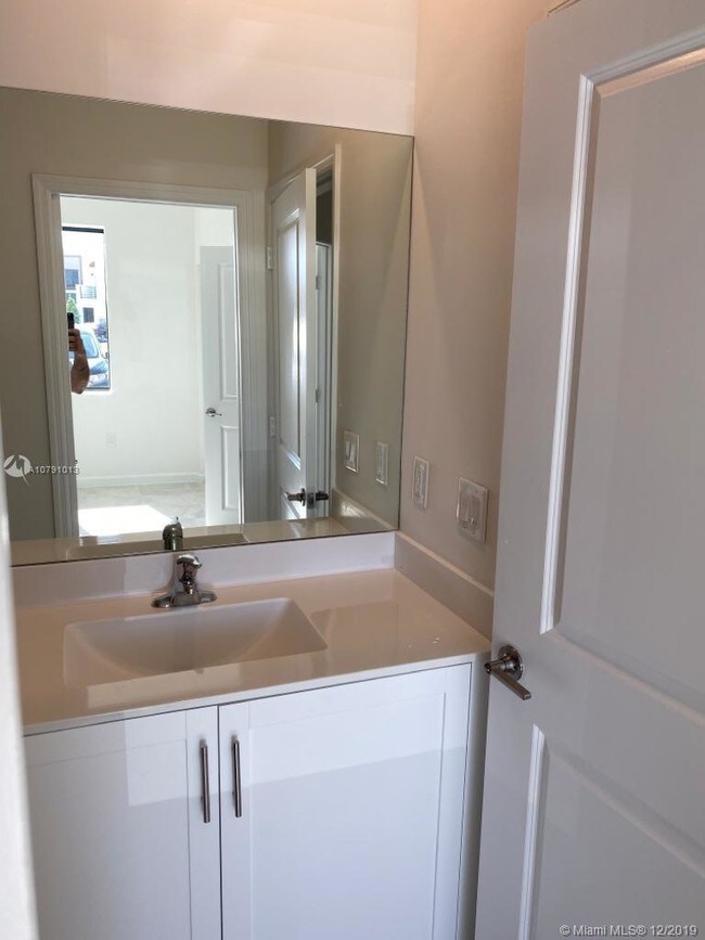 Foto del edificio - 388 NE 208th Terrace