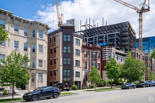 461 Park Drive is located in the Audubon Circle submarket of Boston. - 461 Park Dr