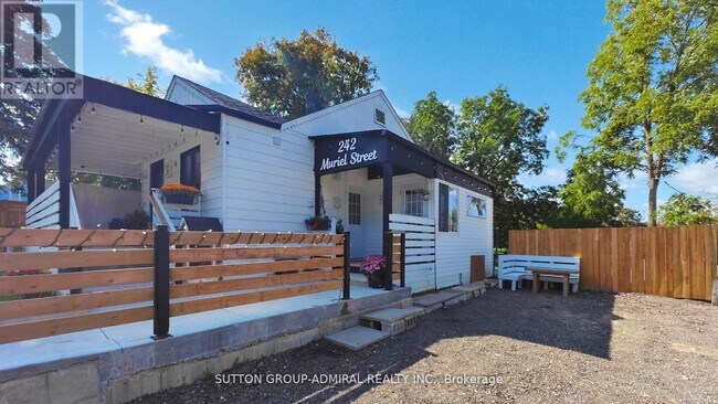 Building Photo - 242 Muriel St