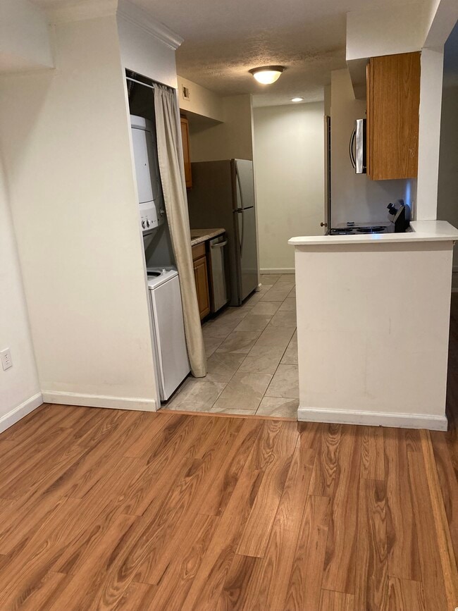 Kitchen showing washer and dryer - 4002 Governors Sq