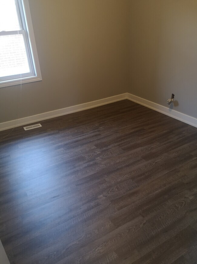 Building Photo - 3 Bedroom Main Floor Minutes From Limeridge Mall