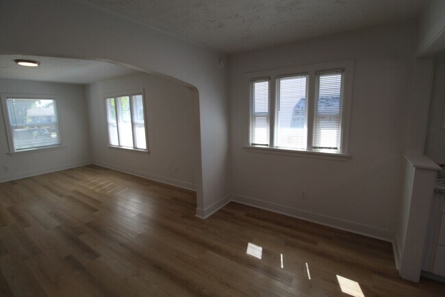 Foto del edificio - 327 E Bridgeport Ave
