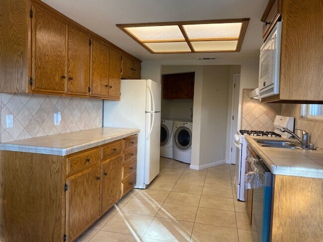 Foto del edificio - Beautiful 2 Bedroom/2 Bathroom Home with a Great Room, Fireplace and access to shared swimming pool
