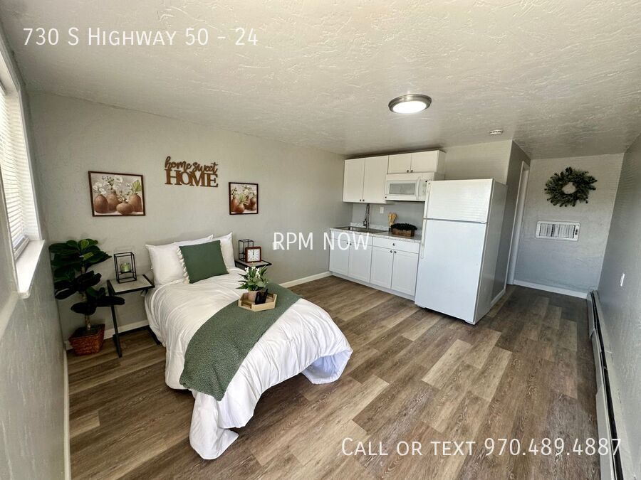 Foto principal - Updated Unit with Hard floors! Utilities i...