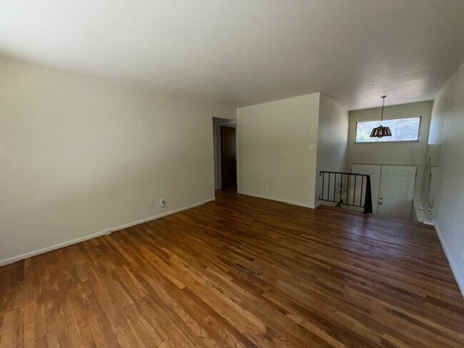 Foto del edificio - Well-Maintained Split-Level Home in Webster Groves, MO — Spacious & Family-Friendly