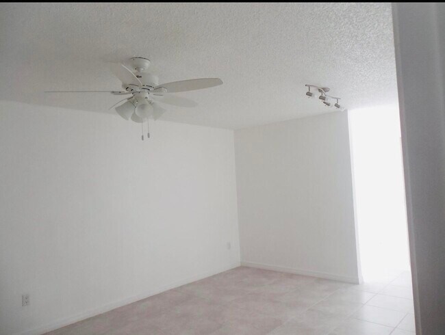 Foto del edificio - 614 SW Jeanne St