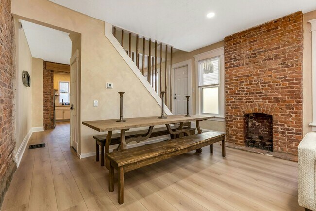 Building Photo - 1649 Franklin Park S
