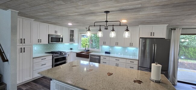 Cocina de uso compartido por otras 2 personas. - 7621 46th Pl W