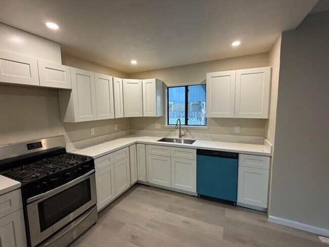 Foto del edificio - Totally remodeled 3 bedroom 2 bathroom sin...