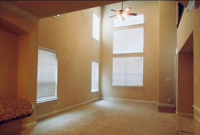 Building Photo - Very nice 3 bed Townhome in Plano!