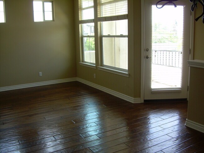 Building Photo - Beautiful 2 Bedroom Condo
