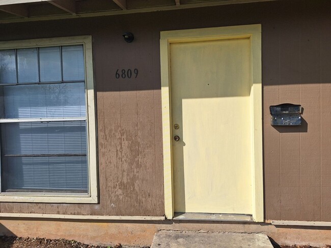 Building Photo - Brookview Duplex 6809