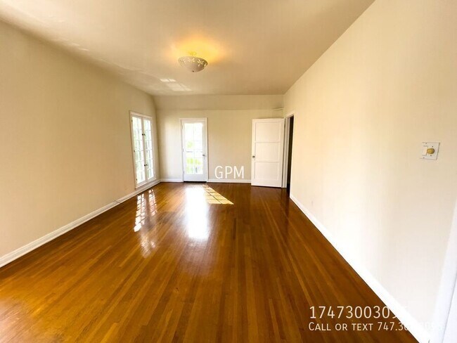 Foto del edificio - 5353 1/2 La Cresta Ct-