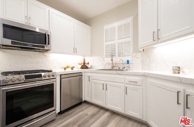 Foto del edificio - 596 Fenwick Way