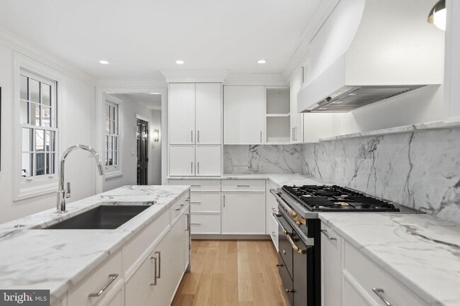 Foto del edificio - 3418 Reservoir Rd NW