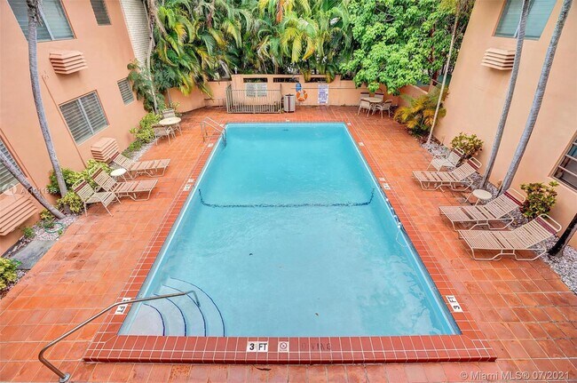 Foto del edificio - 218 Santillane Ave