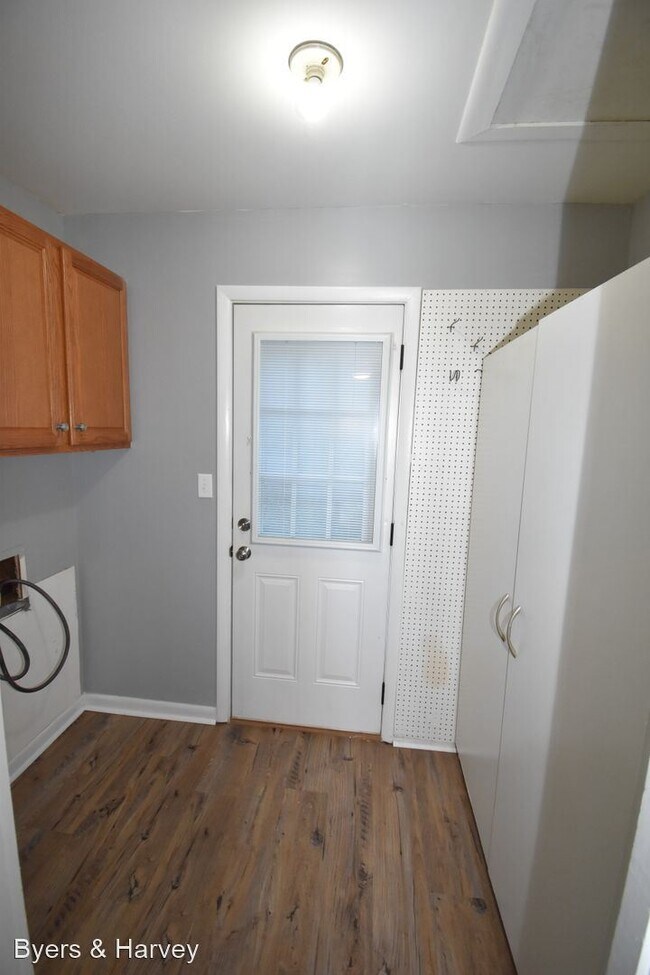 Building Photo - 3 br, 1 bath House - 330 Crest Drive