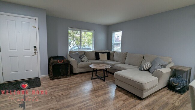 Building Photo - Flowing floorplan, minutes from I-5!!!