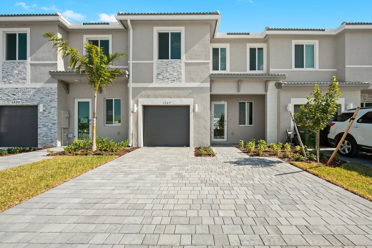 Foto principal - Brand new 3 bed 2.5 bath Townhouse with ya...