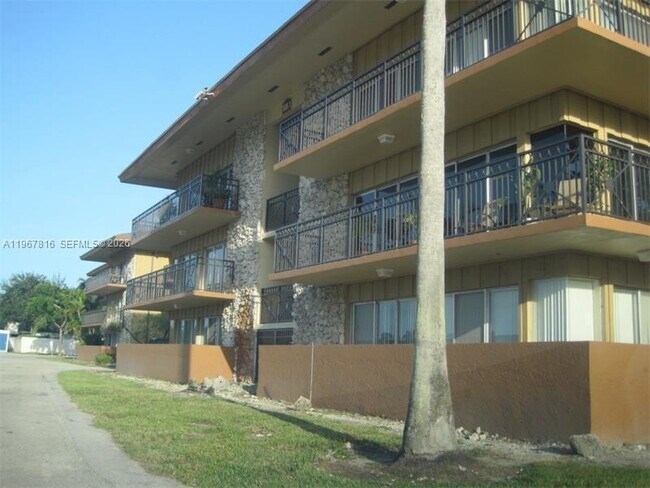 Foto del edificio - 4850 SW 63rd Terrace