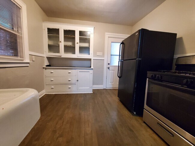 Foto del edificio - Renovated 2 Bedroom 1 Bathroom In East Chi...