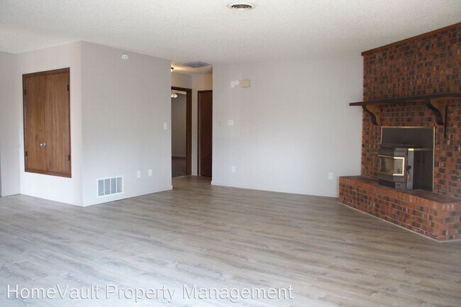 Building Photo - 3 br, 2 bath House - 1620 E. 21st St.