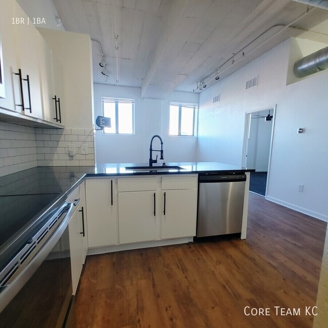 Foto del edificio - 320 W 7th St