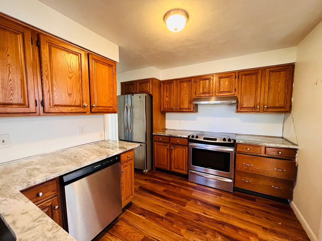 Photo - 30 John Smith Dr (West Hartford, CT)