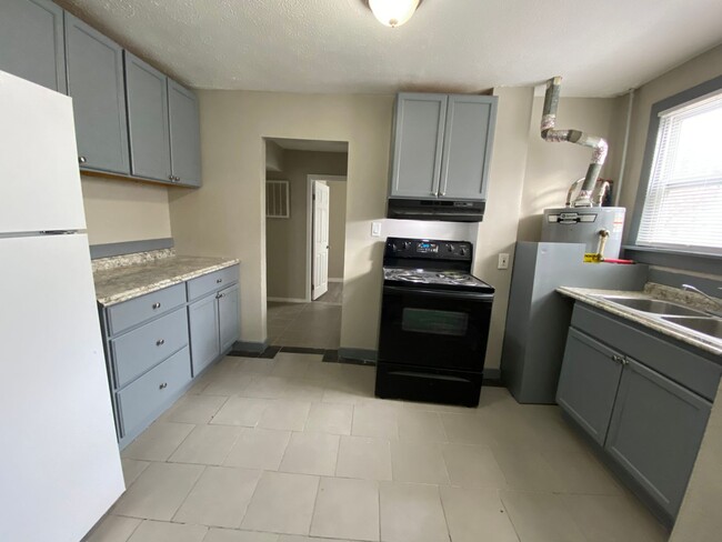 Building Photo - Beautiful 2 bedroom and 1 bath, 2 story ho...