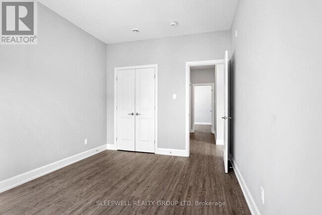 Photo du bâtiment - 975 N Russell Rd