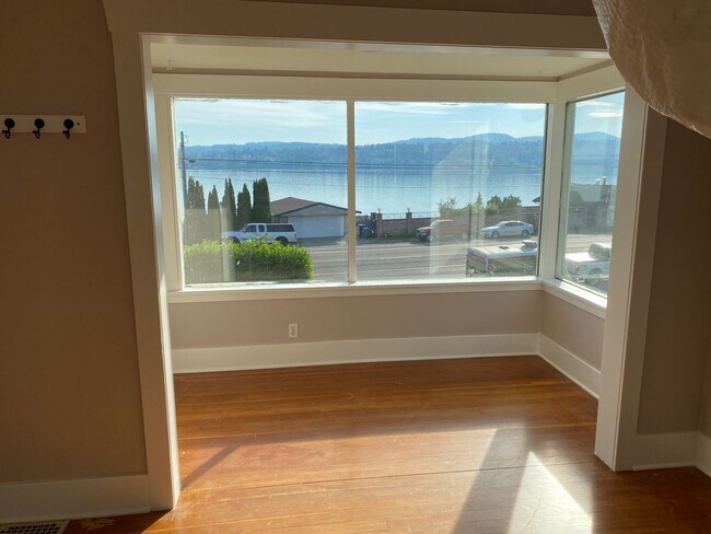 Foto del edificio - Beautiful 3 bedroom house, plus den with v...