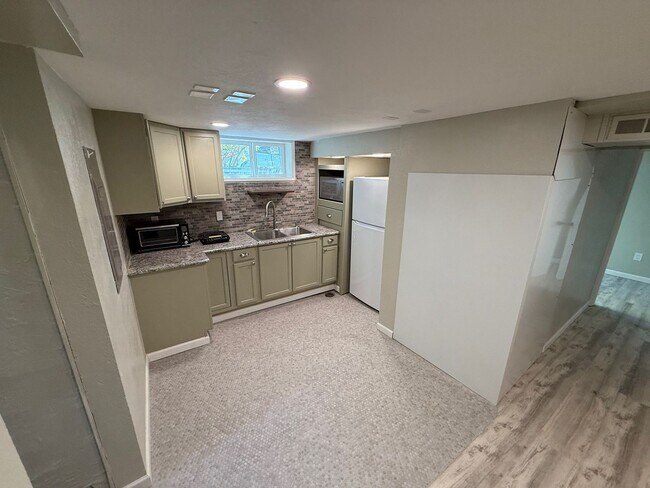 Building Photo - 2 bed 1 Bath Huge Garage