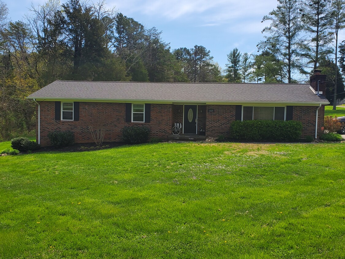 Nested on 0.55 acres - 1029 tazewell pike