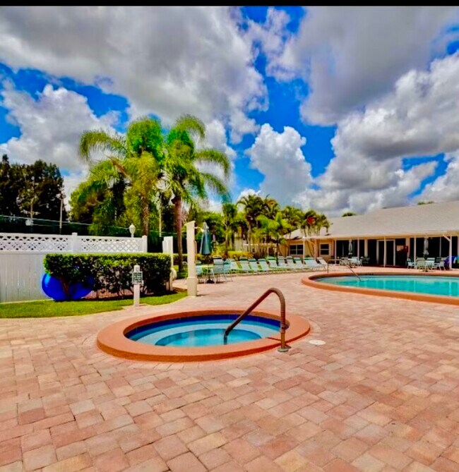 Foto del edificio - 720 Lake Orchid Cir