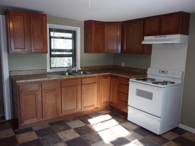 Spacious kitchen - 306 S Prairie Ave