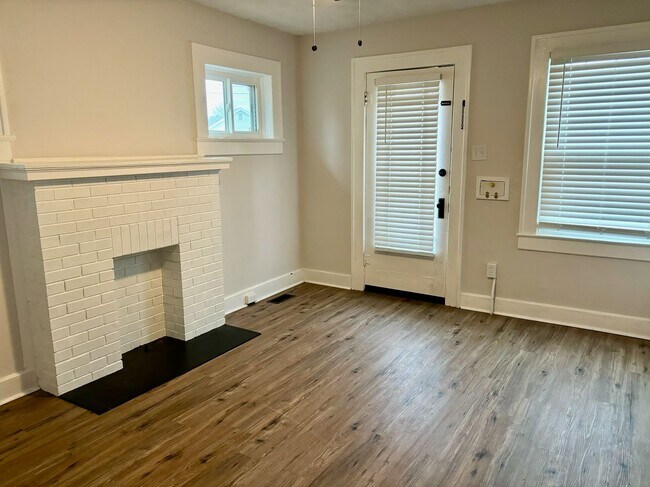 Foto del edificio - Remodeled 1 bedroom duplex with off street...