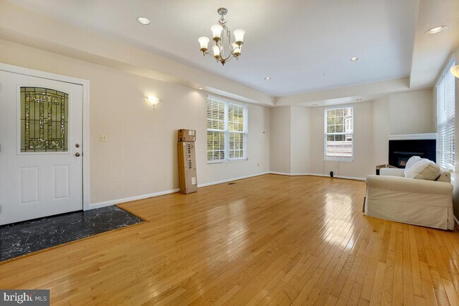 Building Photo - 757 Park Rd NW