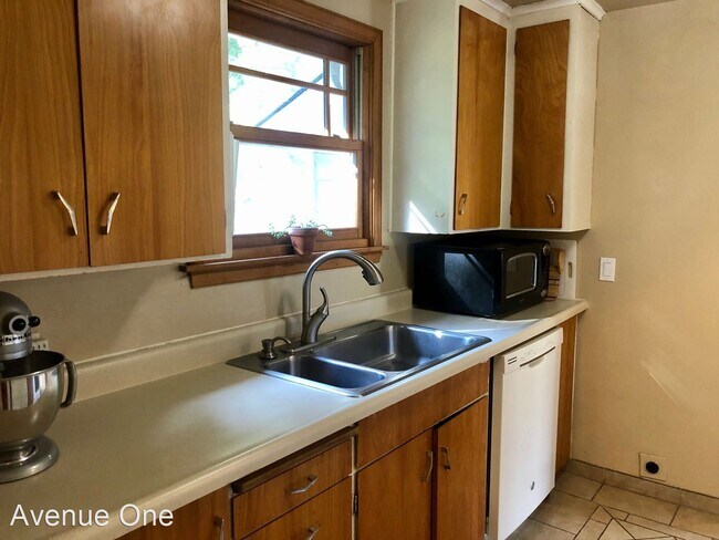 Foto del edificio - 3 br, 1 bath House - 11018 Bartlett Ave NE