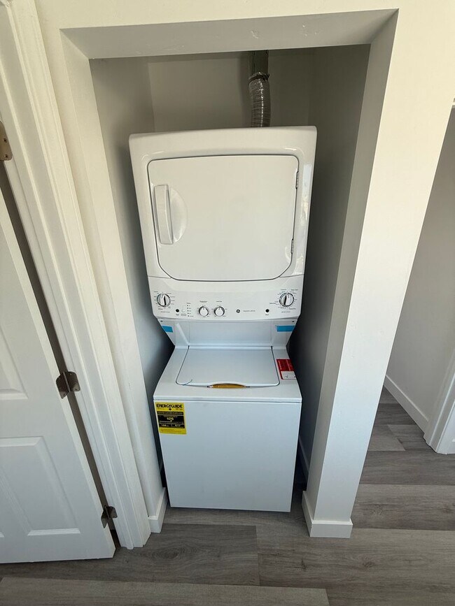 Foto del edificio - College Ave Triplex