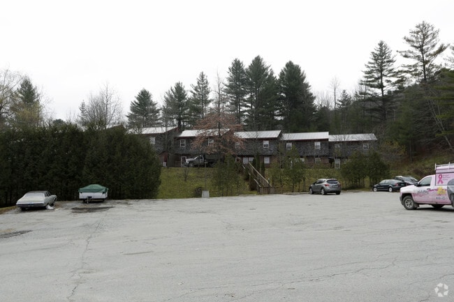 estacionamiento - Cedar Hill Townhouses