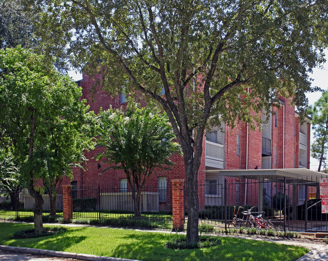 Building Photo - The Oaks at West University